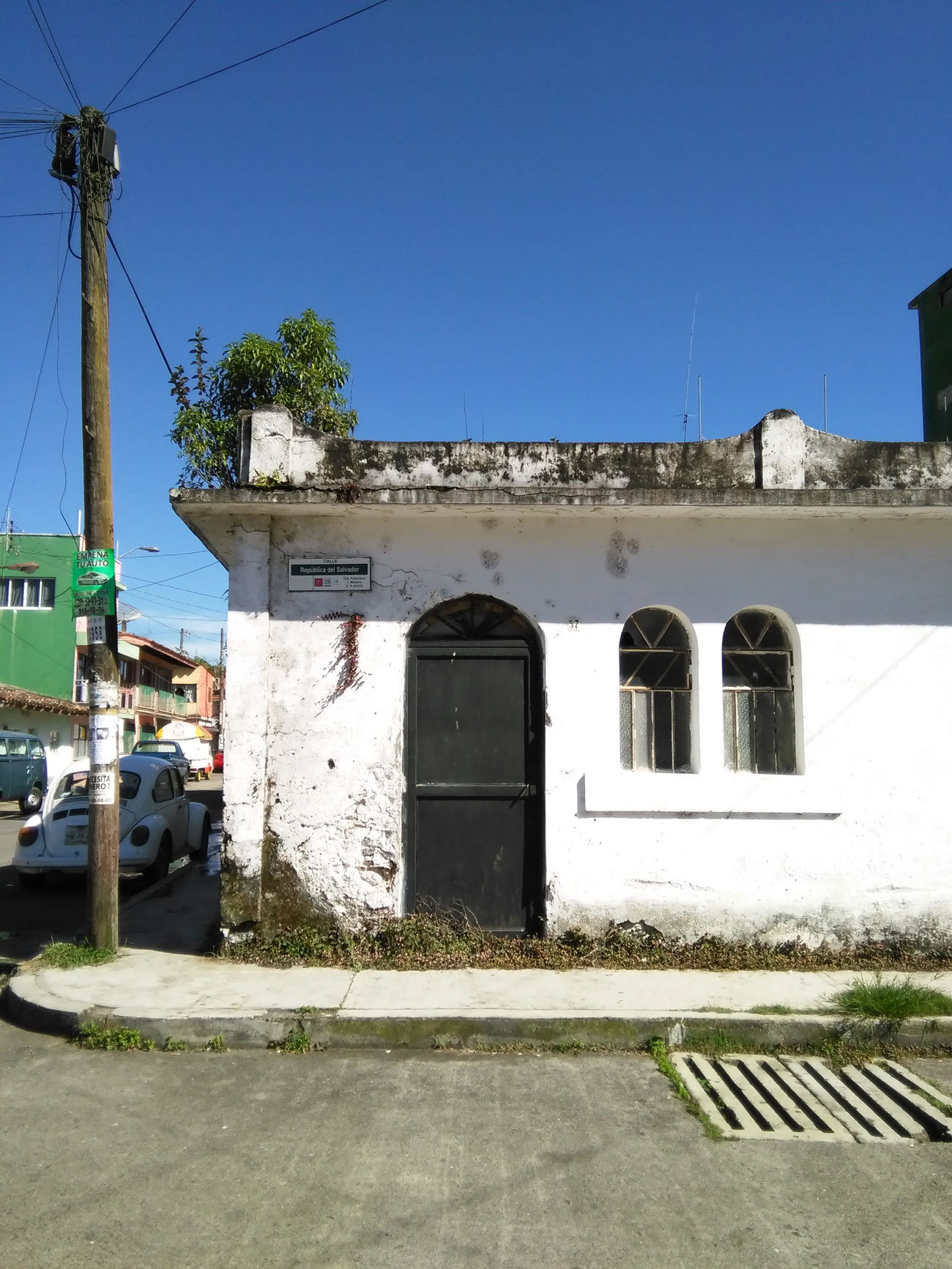 puerta en Esquina Republica del Salvador y Guatemala